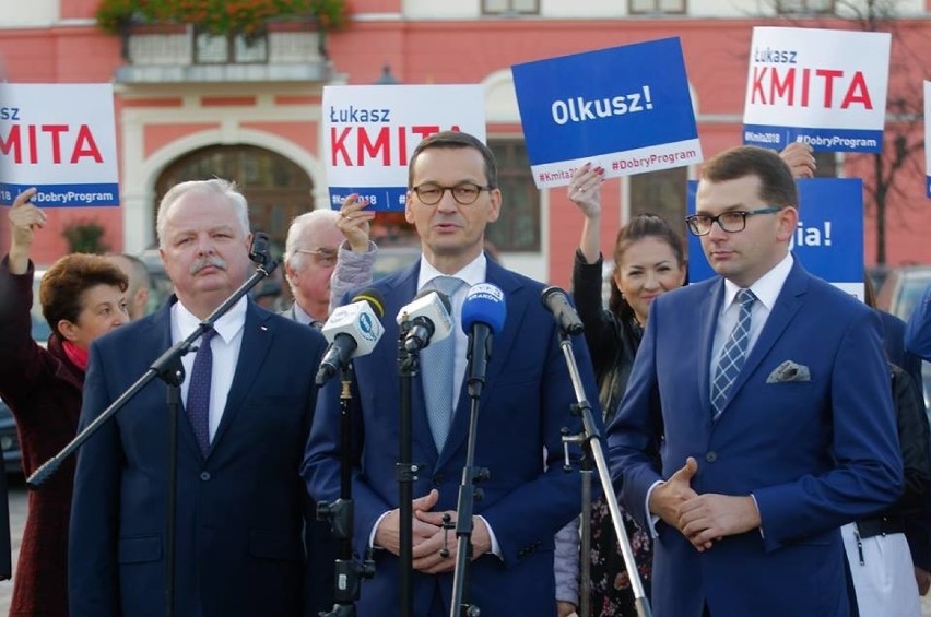 Łukasz Kmita (z prawej) może liczyć na wsparcie premiera...