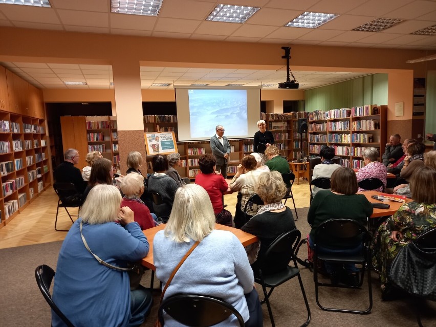 Między innym o tanim podróżowaniu opowiadał znany aktor i podróżnik Tadeusz Chudecki na spotkaniu w łęczyckiej bibliotece, które odbyło się tradycyjnie w czwartek, 24 listopada