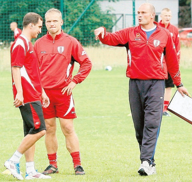 Trener Dariusz Bratkowski i podstawowi gracze ŁKS Maciej Bykowski i Marcin Smoliński.