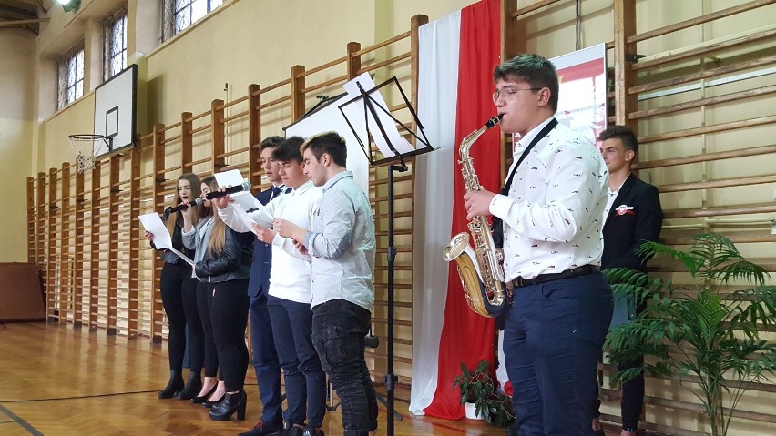 Uczniowie sosnowieckiej szkoły tak świętowali odzyskanie przez Polskę niepodległości 