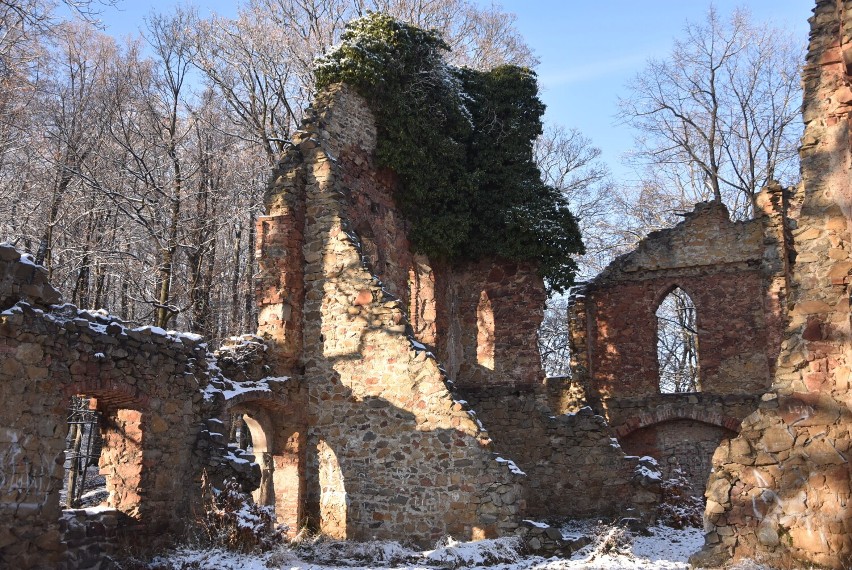 Stary Książ przyprószony pierwszym w tym roku śniegiem