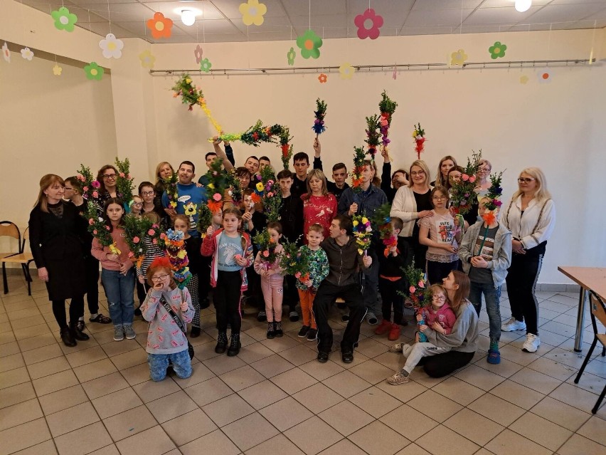 Dzieci ze Specjalnego Ośrodka w Jędrzejowie wraz z dziećmi...