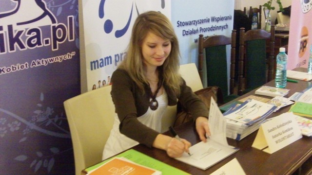 Sandra Kołodziej podpisująca swój komiks podczas Forum Organizacji Pozarządowych