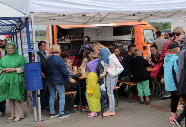 Jedzenie z różnych stron świata serwują właściciele Food Trucków. Można np. spróbować frytek belgijskich czy ciastek z Węgier, a dla łasuchów wyjątkowe choco kebaby. Jeśli jeszcze nie mieliście okazji, by zachwycić się potrawami możecie jeszcze dziś do godz. 20 udać się na parking przed market Carrefour.