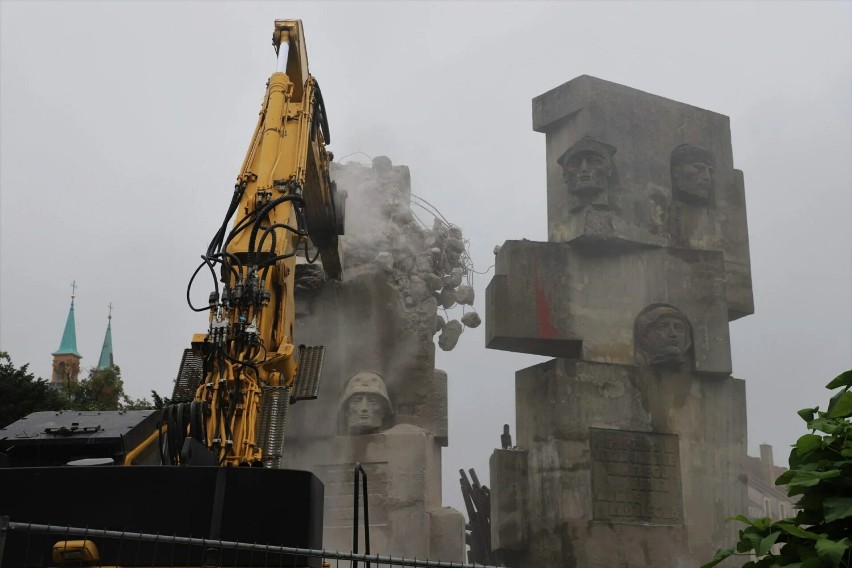 Pomnik zburzono w 2022 roku.