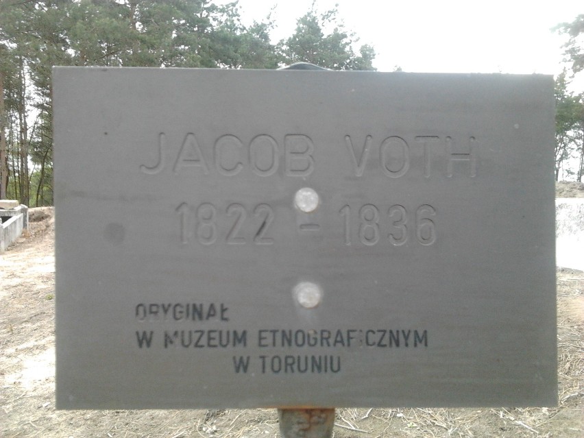 Tablica informacyjna o grobie przechowywanym w Muzeum Etnograficznym w Toruniu