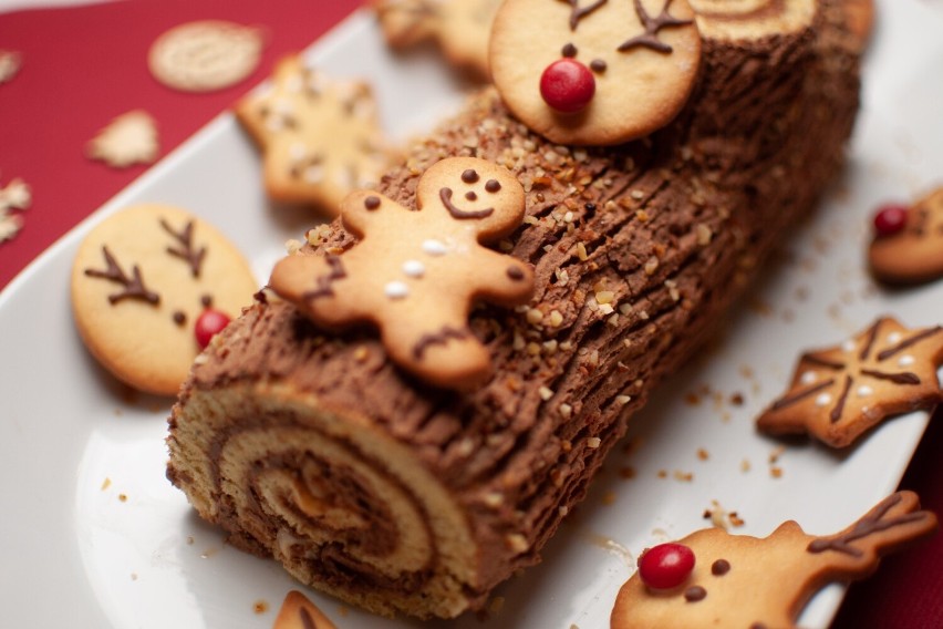 We Francji przygotowuje się świąteczne ciasto w kształcie...