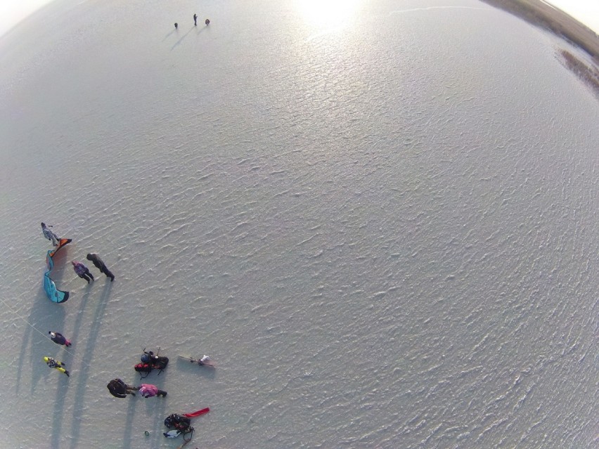 Trening snow kite na zamarzniętym Zalewie Wiślanym