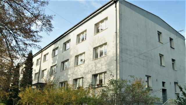 W byłym internacie Zespołu Szkół w Wolbromiu powstaje 25 mieszkań socjalnych i komunalnych.