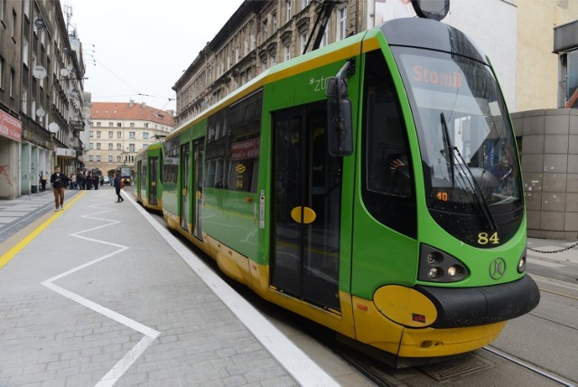 Przystanki wiedeńskie umożliwiają wejście do tramwaju z podwyższonego poziomu ulicy, sięgającego stopni pojazdu.