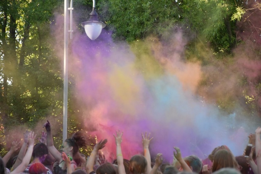 Kolory opanowały Rumię. Holi festival w Parku Starowiejskim| ZDJĘCIA