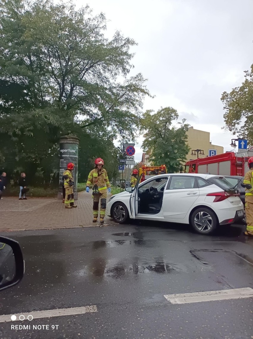 Kolizja przy teatrze w Bydgoszczy. Zderzyły się dwa auta [zdjęcia]