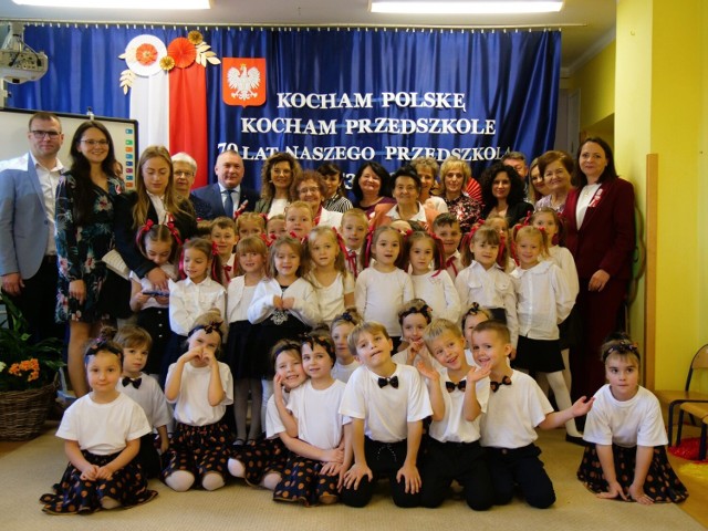 Pamiątkowe zdjęcie przedszkolaków i gości jubileuszowej uroczystości