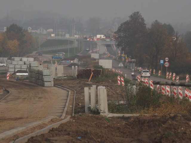 W Koszalinie trwa przebudowa 1,5-kilometrowego fragmentu ul. Władysława IV - od ronda gen. Maczka do węzła drogi S-6 „Koszalin-Wschód”. 

Wykonawcą jest Strabag; za 31,8 mln zł, z czego w 85% to dofinansowanie unijne. Finał inwestycji jest planowany w grudniu 2022.

Zobacz także Podpisanie umowy dotyczącej ul. Władysława IV w Koszalinie
