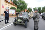 3. Rajd Militarny Pojazdów Zabytkowych w Przygodzicach rozpoczął się strzałem z pistoletu wójta Krzysztofa Rasiaka