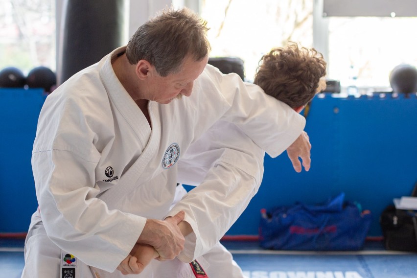 Gostyń. Staż trenerski i mistrzowski Shotokan World Organisation zakończony sukcesem. Reprezentanci TKKF „TĘCZA” Gostyń zdobyli czarne pasy