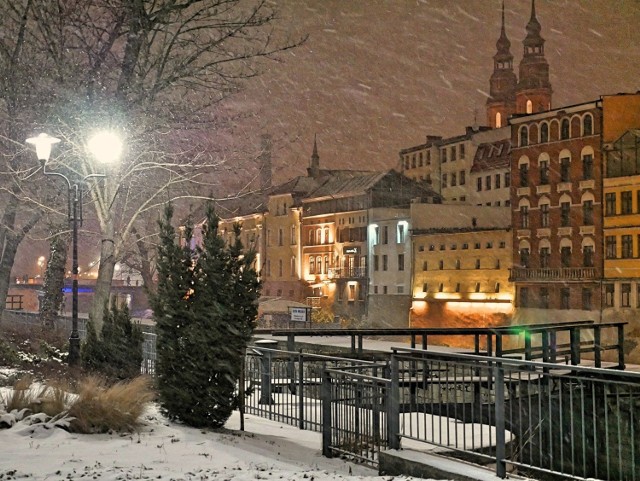 Zima w Opolu! Biały puch pięknie okrył miasto. Będzie tak co najmniej przez kilka dni. Zobaczcie wieczorne zdjęcia