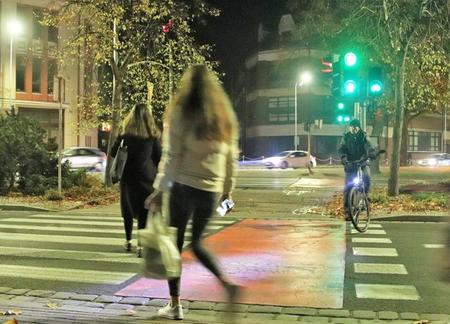 Dzięki światłom rowerowym można uniknąć kolizji z pieszym na przejściu i przejeździe przez jezdnię