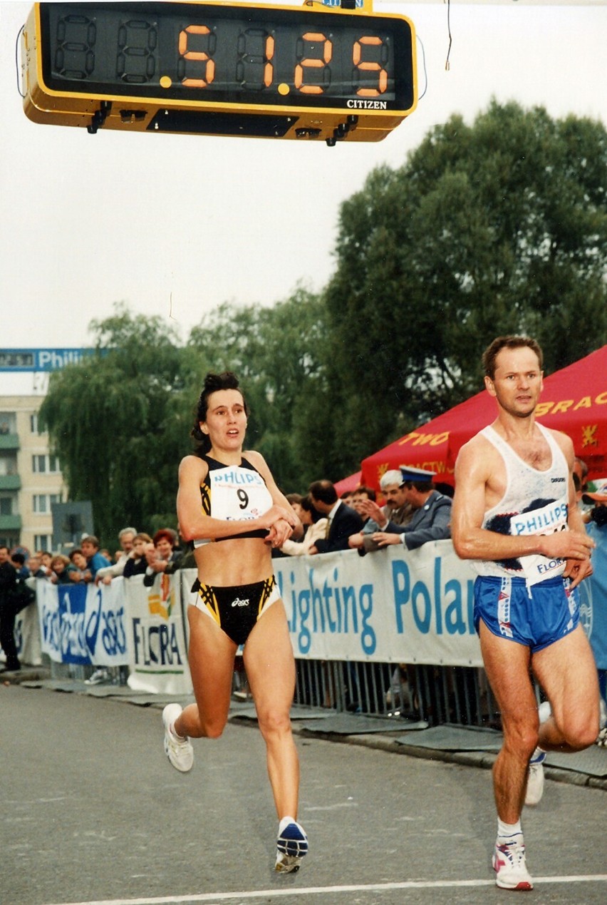 Małgorzata Sobańska na medalu 32. Półmaratonu Signify Piła
