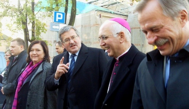 Biskup Depo podczas wizyty prezydenta Komorowskiego