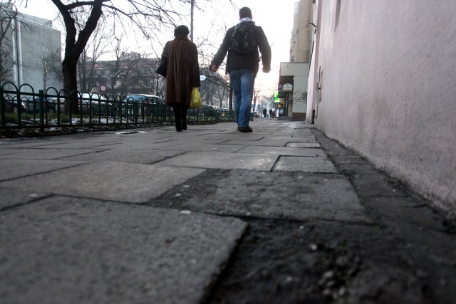 Popękane chodniki są w centrum miasta