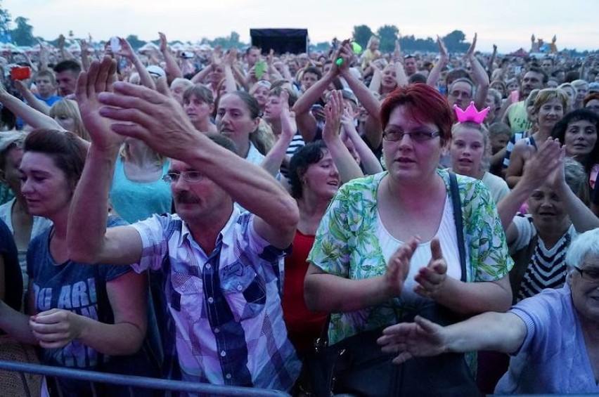 Krzysztof Krawczyk nie żyje. Takie tłumy bawiły się na jego koncercie w Inowrocławiu w 2015 roku. Archiwalne zdjęcia
