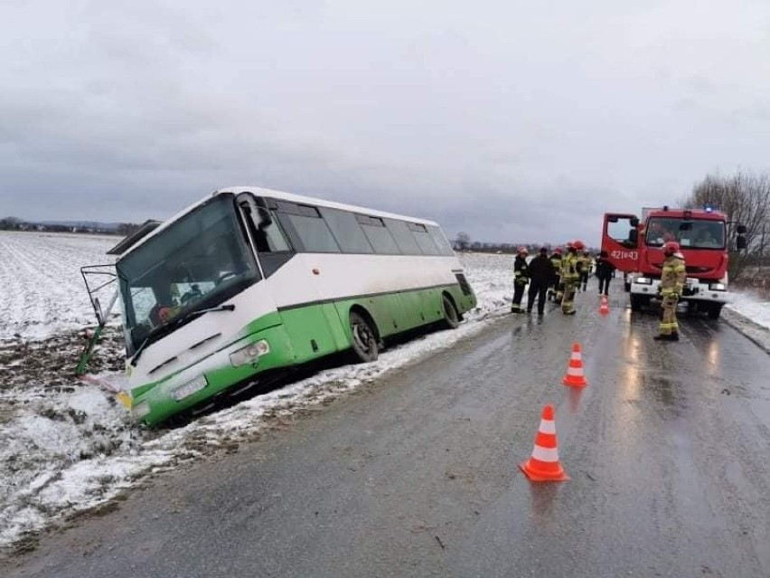 Groźna sytuacja. W Nagoszynie rejsowy autobus z 13 pasażerami zjechał z drogi do rowu [ZDJĘCIA]
