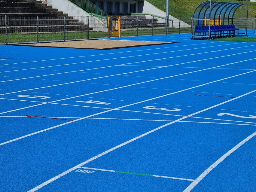 Na terenie Miejskiego Ośrodka Sportu i Rekreacji w Pabianicach powstała nowa, niebieska bieżnia