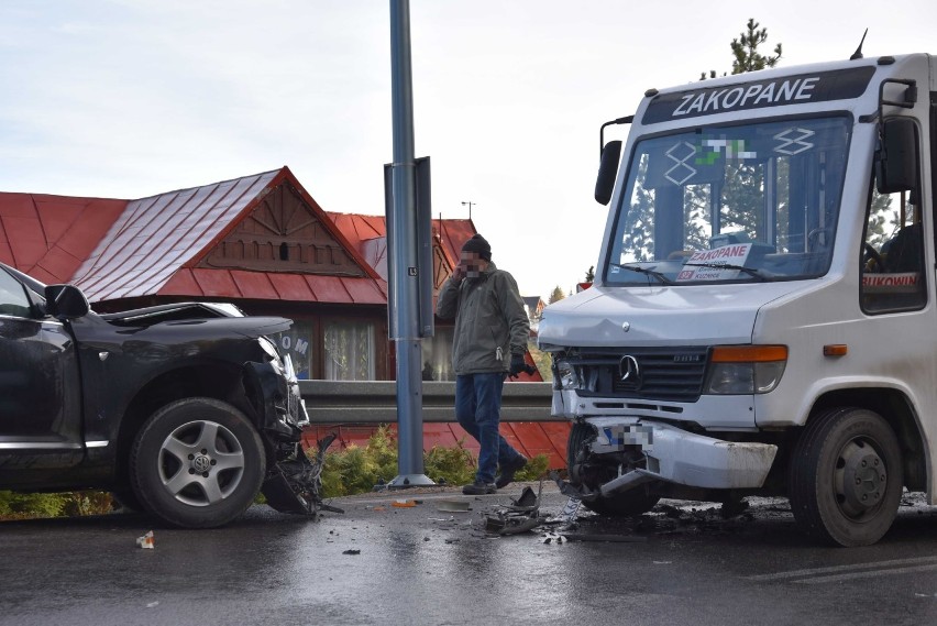 Zakopane: Poranny wypadek na oblodzonej drodze. Zderzyły się dwie osobówki i bus 