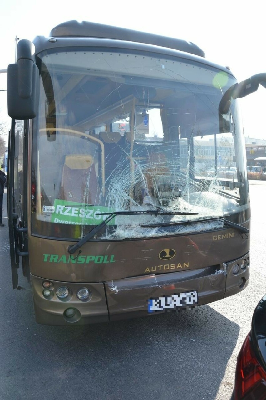 Rzeszów. Autobus zderzył się z osobówką. Trzy osoby ranne [ZDJĘCIA]