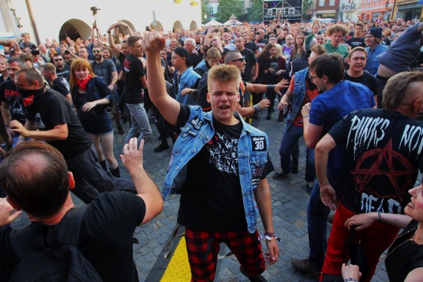 W piątek rozpoczął się w Jarocinie kolejny festiwal, który...