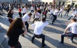 Widowiskowy Flashmob 2019 na kieleckim Rynku. Tańczyło kilkadziesiąt osób [WIDEO, zdjęcia]