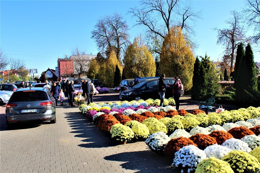Przed bramą do łęczyckiej nekropolii wolontariusze zbierają...