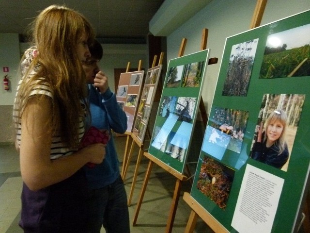 Wystawa prezentowana jest w holu biblioteki