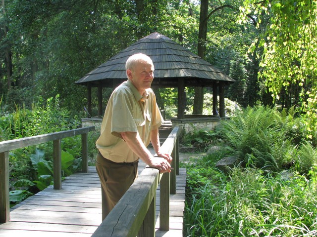 Stanisław Majsterkiewicz w ogrodzie botanicznym przy Technikum Leśnym w Brynku