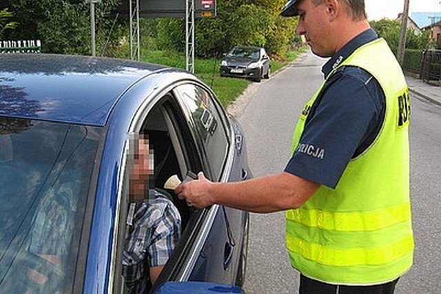 W pobliżcu cmentarza parafialnego w Zawierciu można spodziewać się kontroli policjantów.