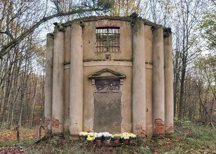 Z kapicy Wolffów na cmentarzu w Gronowie, która została...