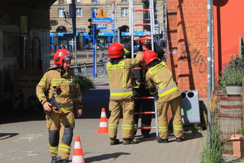 Pożar na wiadukcie kolejowym w centrum Wrocławia. Wstrzymano ruch pociągów przy Dworcu Głównym [ZDJĘCIA]