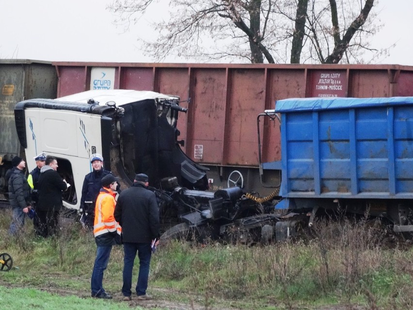 Wypadek w Golinie: Ciężarówka wjechała pod pociąg