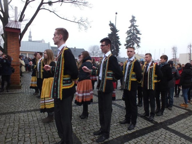 W tamtym roku maturzyści także zatańczyli poloneza na Rynku Starego Miasta w Kraśniku