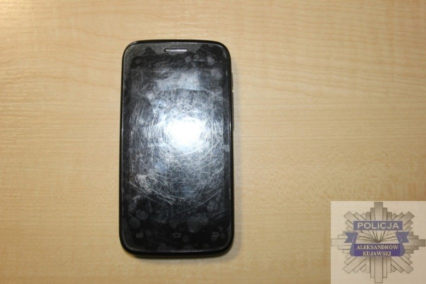 Telefon komórkowy znaleziony na boisku przy szkole w Zbrachlinie czeka na właściciela