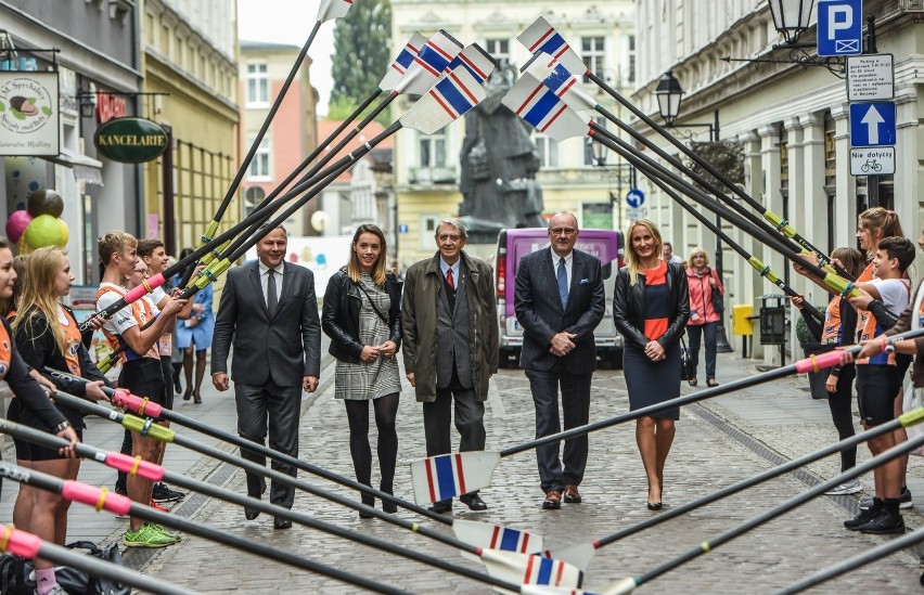 Zawodnicy klubu LOTTO-Bydgostia Bydgoszcz na ul. Długiej...