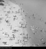 Nadmorskie plaże bez parawanów? Lato na archiwalnych zdjęciach NAC [ZDJĘCIA]