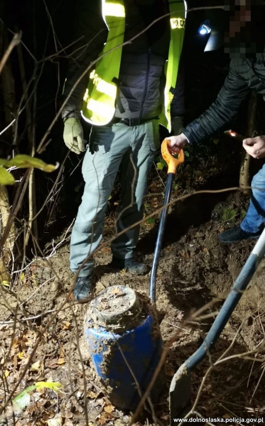 Policjanci znaleźli narkotyki schowane w beczkach zakopanych w ziemi