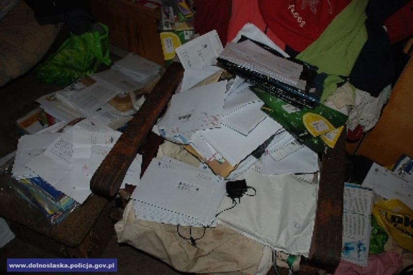 W mieszkaniu znaleziono setki niedostarczonych listów