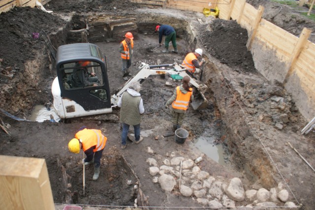 Na Głównym Rynku w Kaliszu archeolodzy odkryli dawną studnię