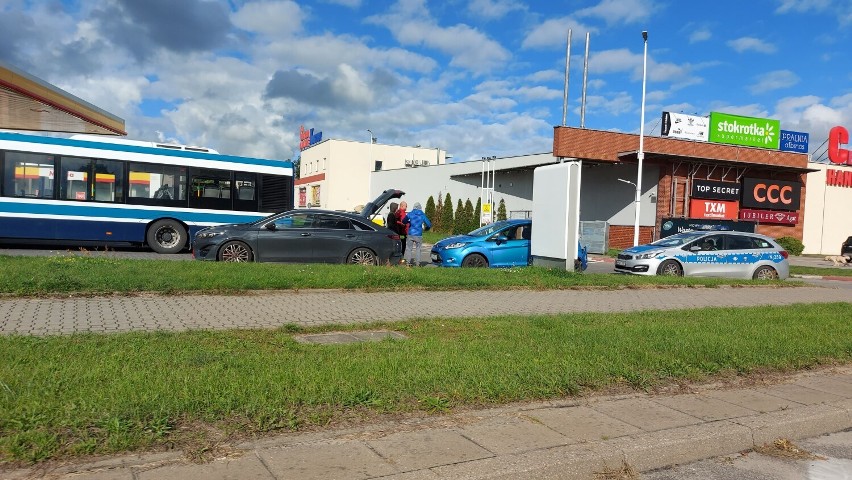 Zdarzenie drogowe przy centrum handlowym w Wejherowie