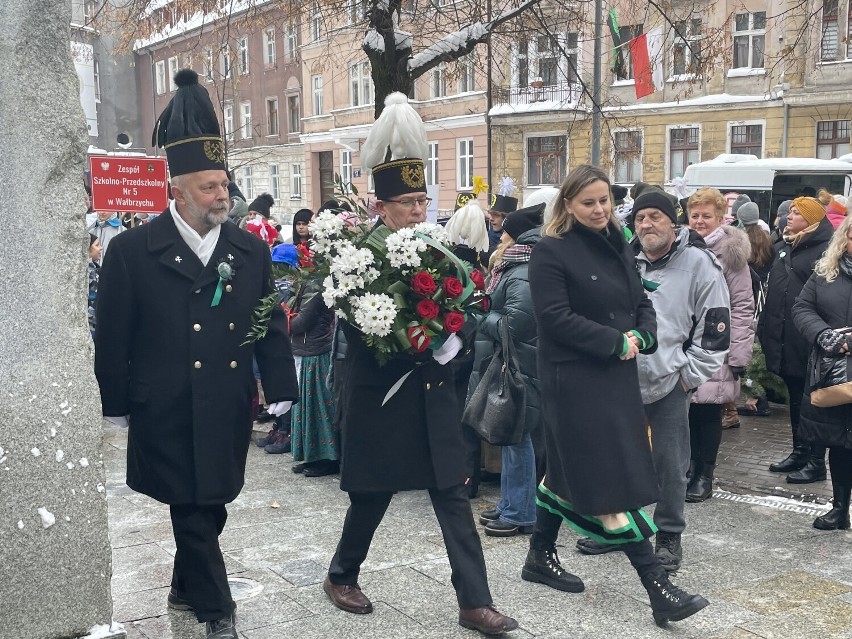 Dzisiaj, 4 grudnia ulicami Wałbrzycha przeszedł tradycyjny...