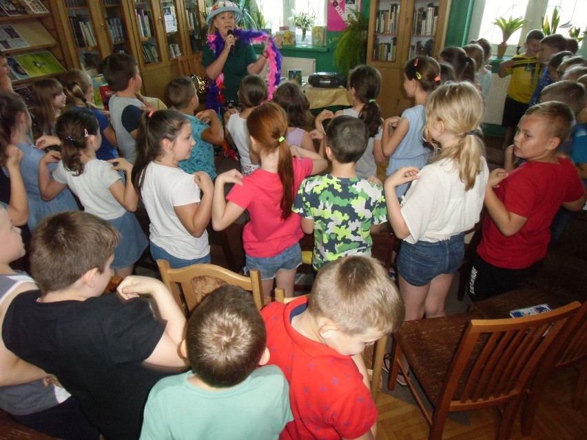 Szadek. Ewa Chotomska spotkała się z dziećmi w bibliotece