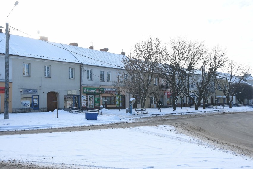 Zimowa niedziela w Staszowie - całe miasto pokryte śniegiem (GALERIA)